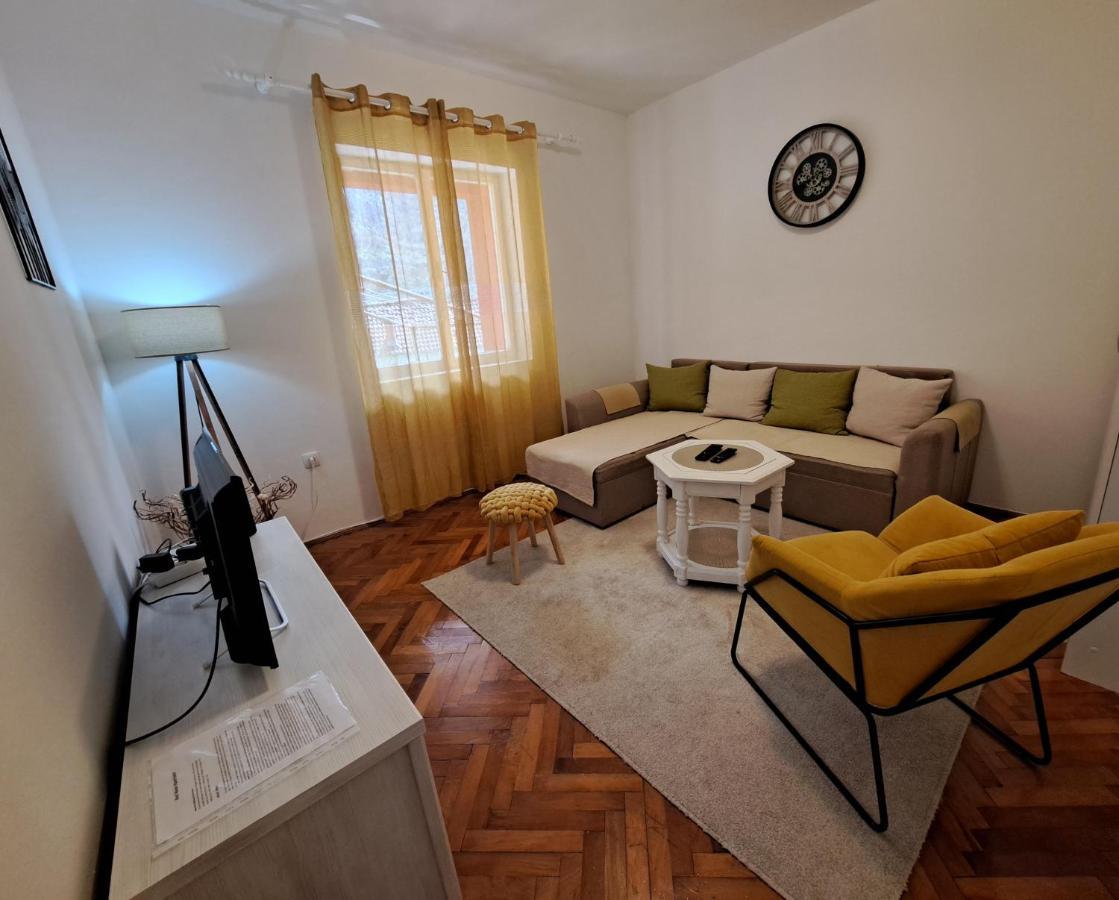 Red House Apartment โกตอร์ ภายนอก รูปภาพ