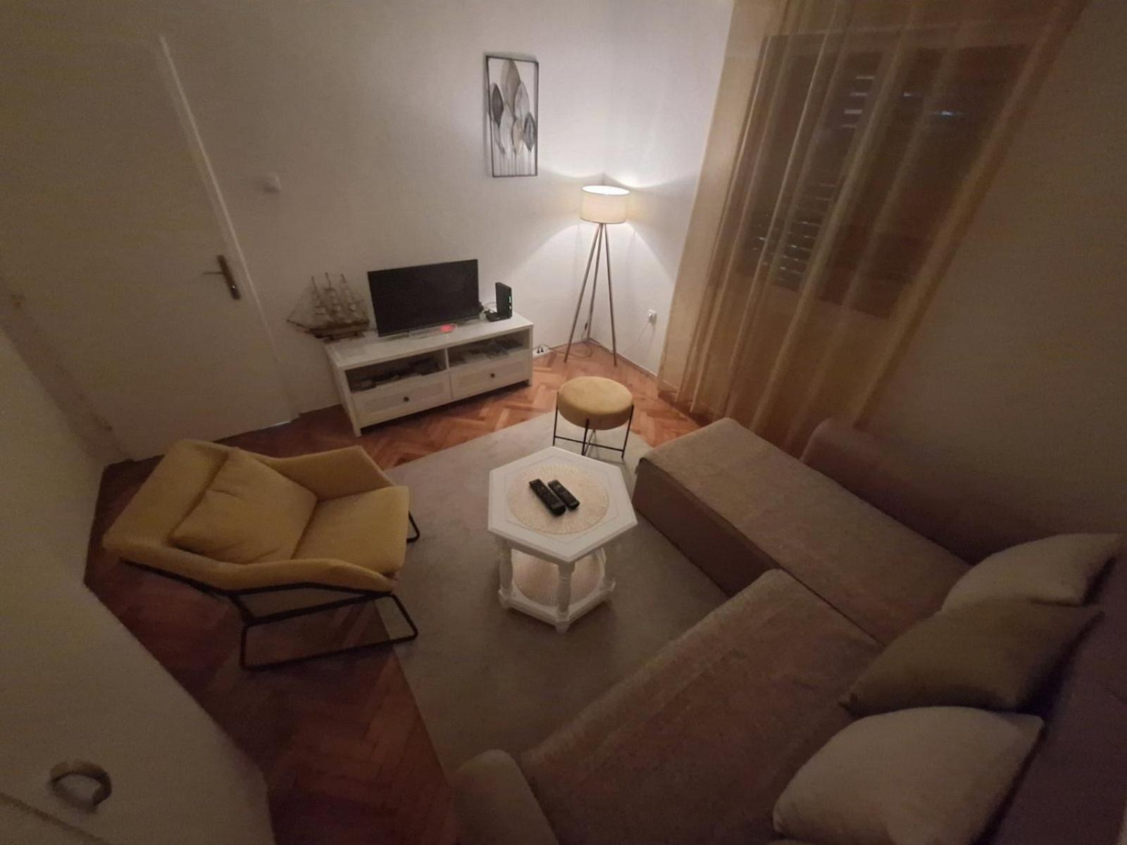 Red House Apartment โกตอร์ ภายนอก รูปภาพ