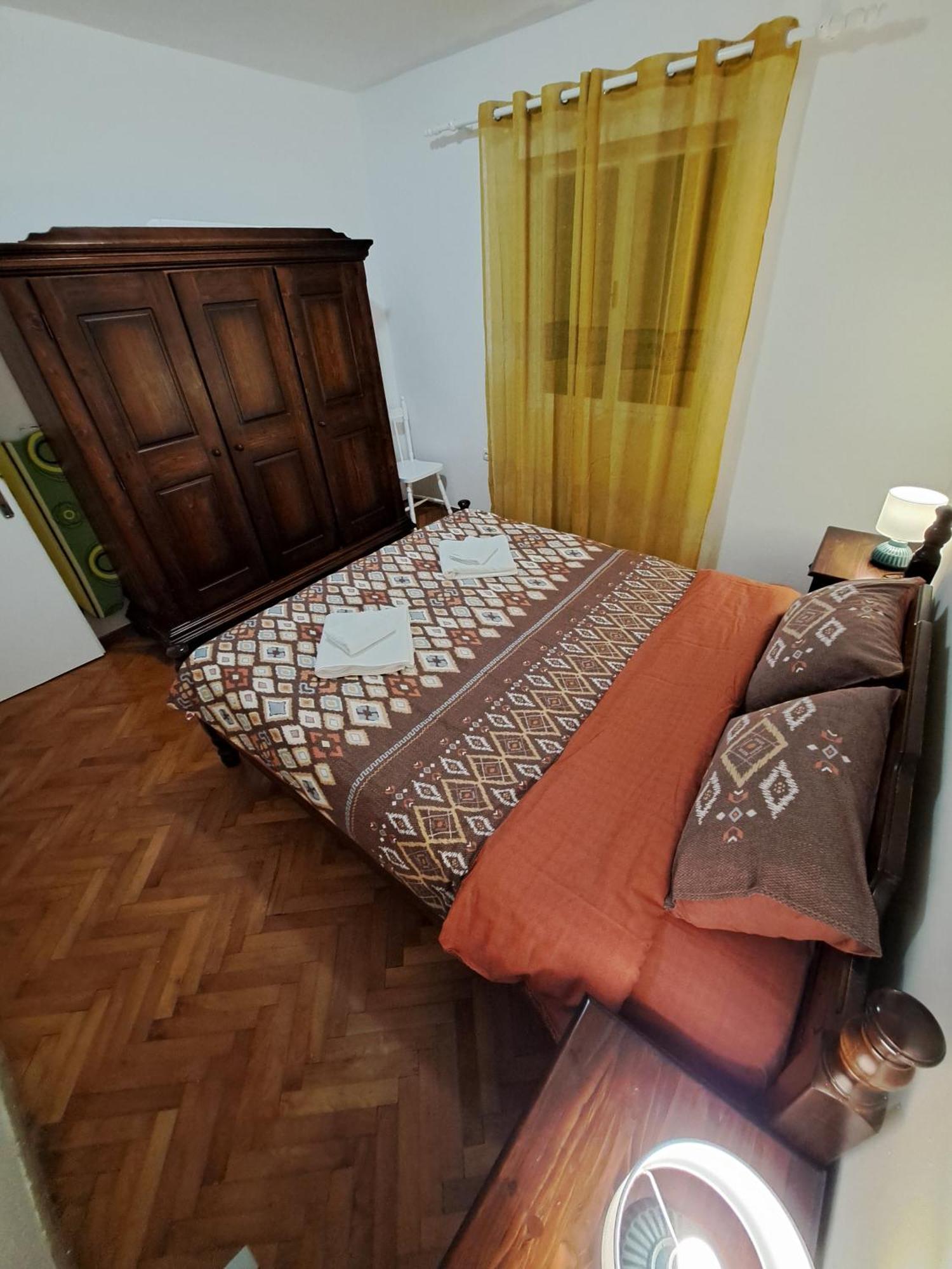 Red House Apartment โกตอร์ ภายนอก รูปภาพ