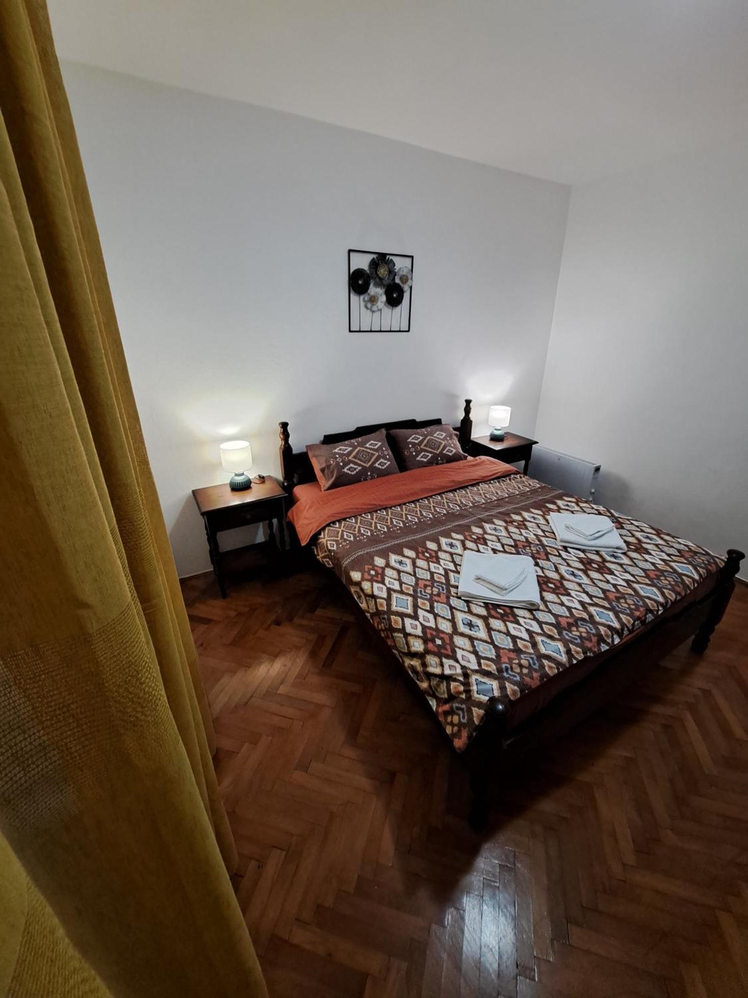 Red House Apartment โกตอร์ ภายนอก รูปภาพ