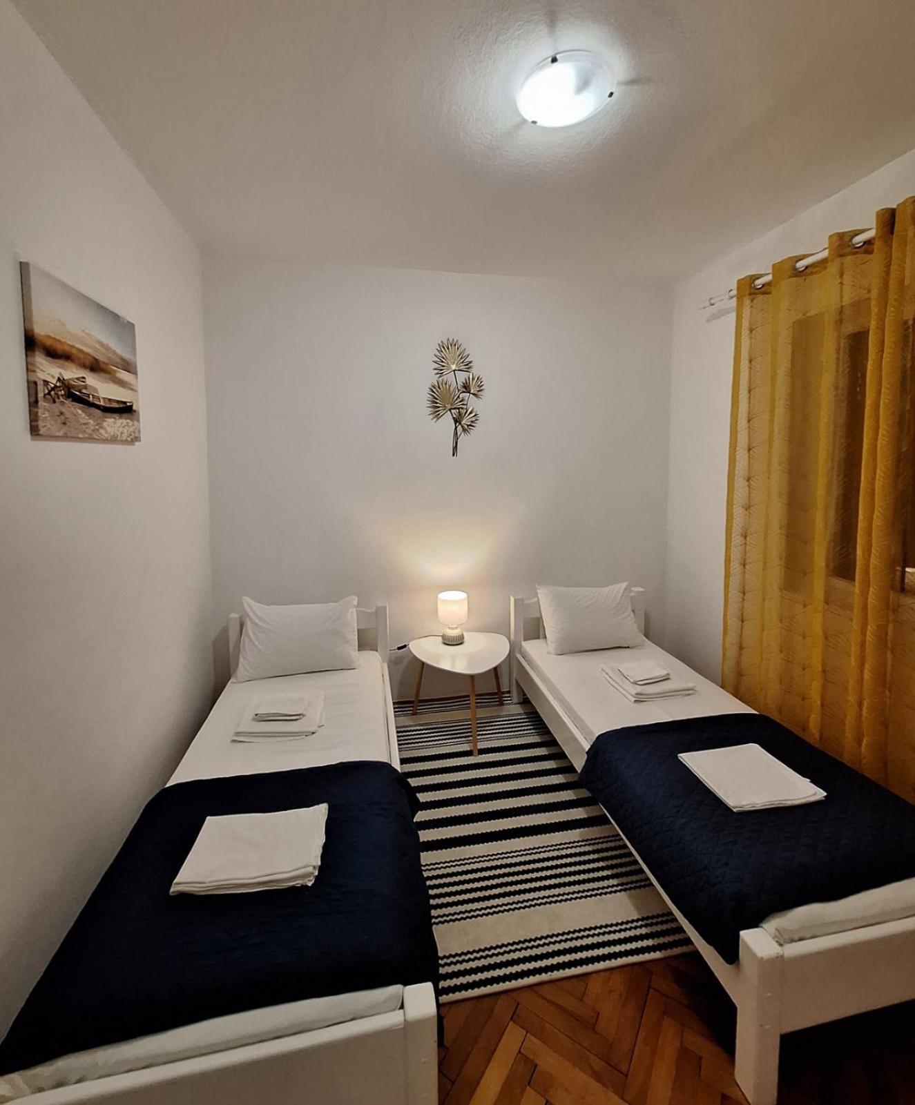 Red House Apartment โกตอร์ ภายนอก รูปภาพ