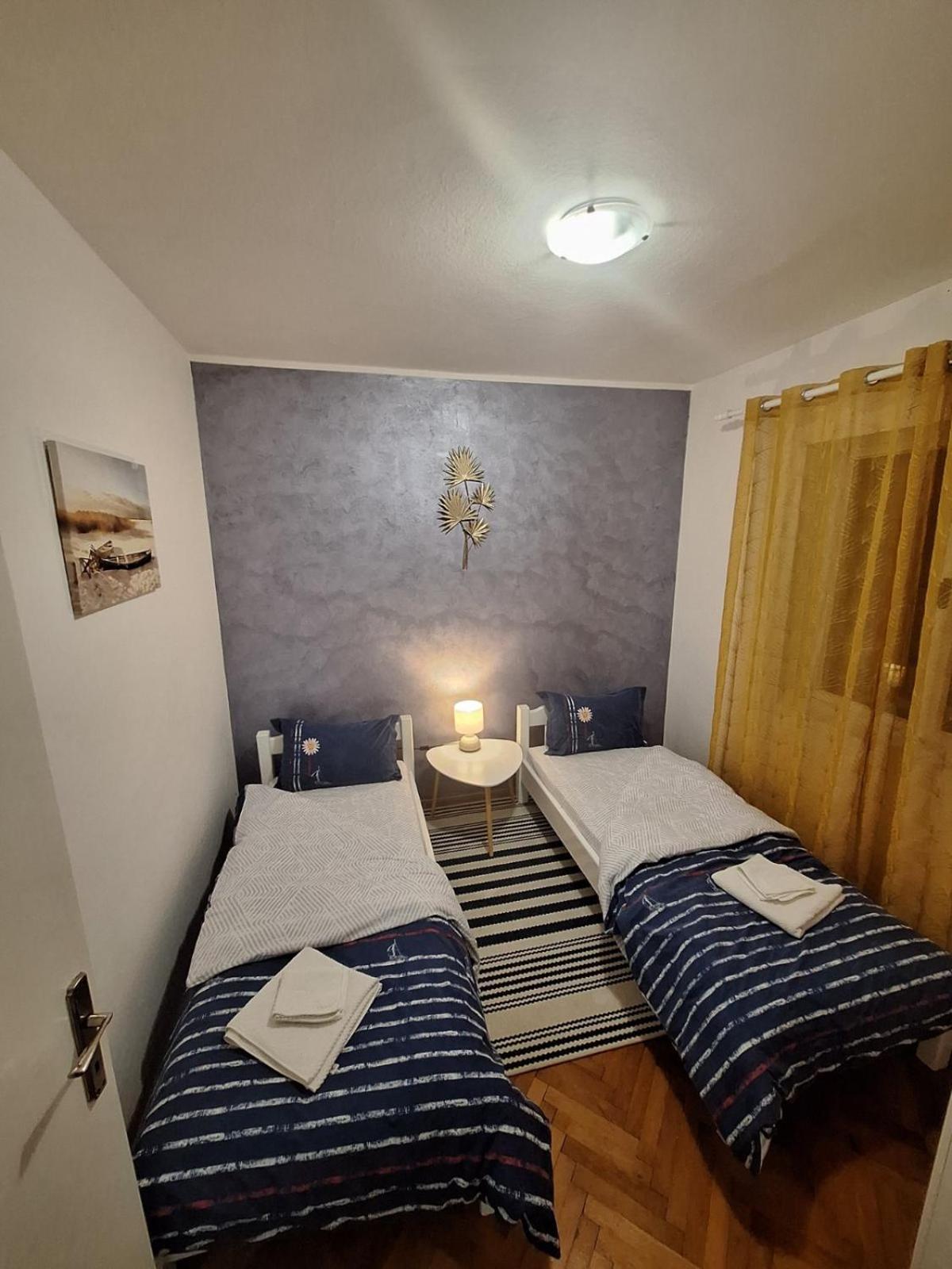Red House Apartment โกตอร์ ภายนอก รูปภาพ