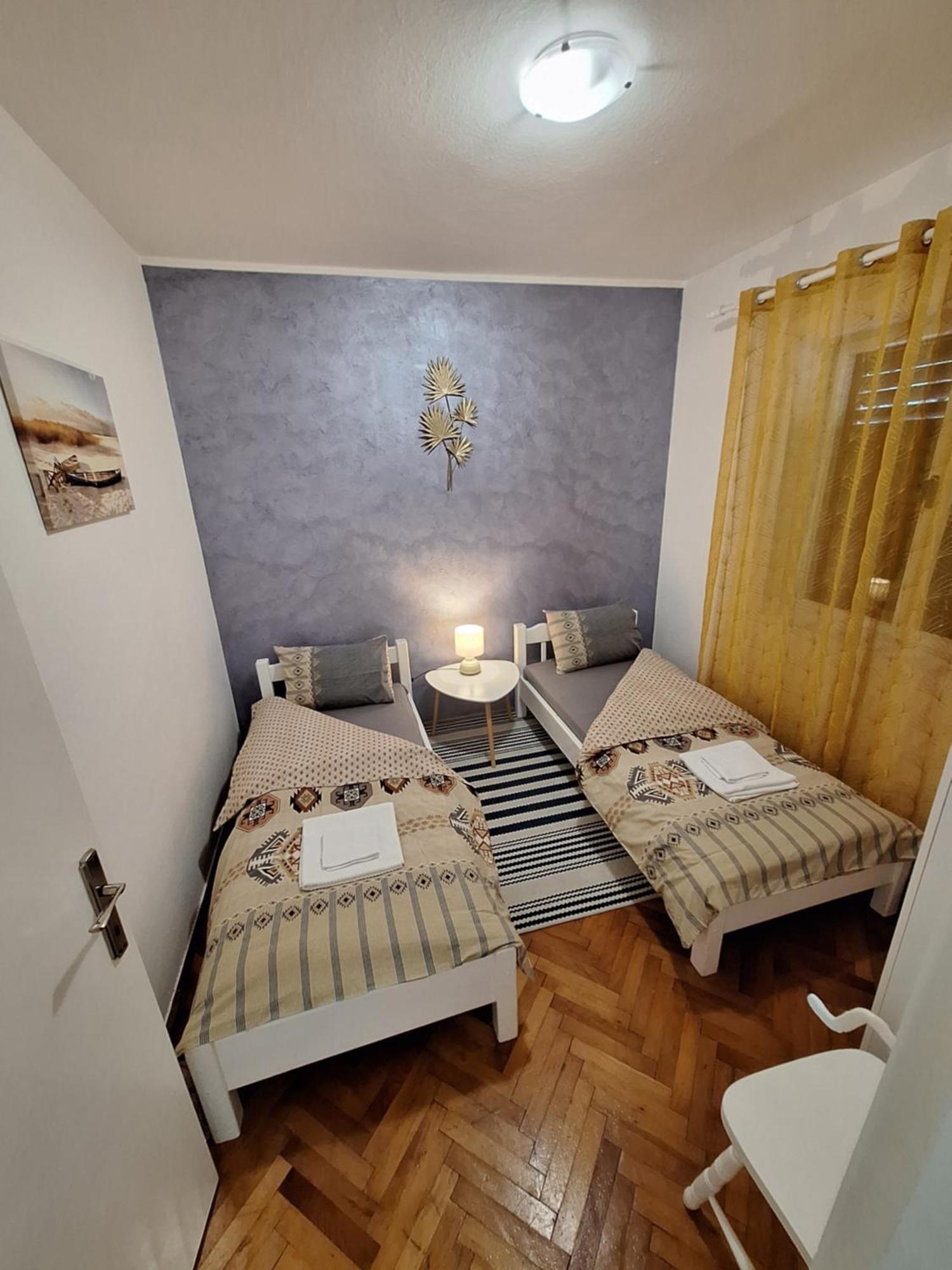 Red House Apartment โกตอร์ ภายนอก รูปภาพ