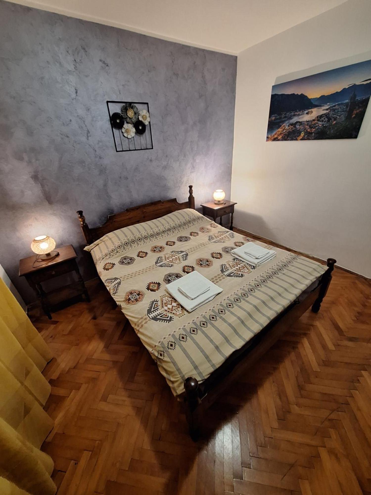 Red House Apartment โกตอร์ ภายนอก รูปภาพ