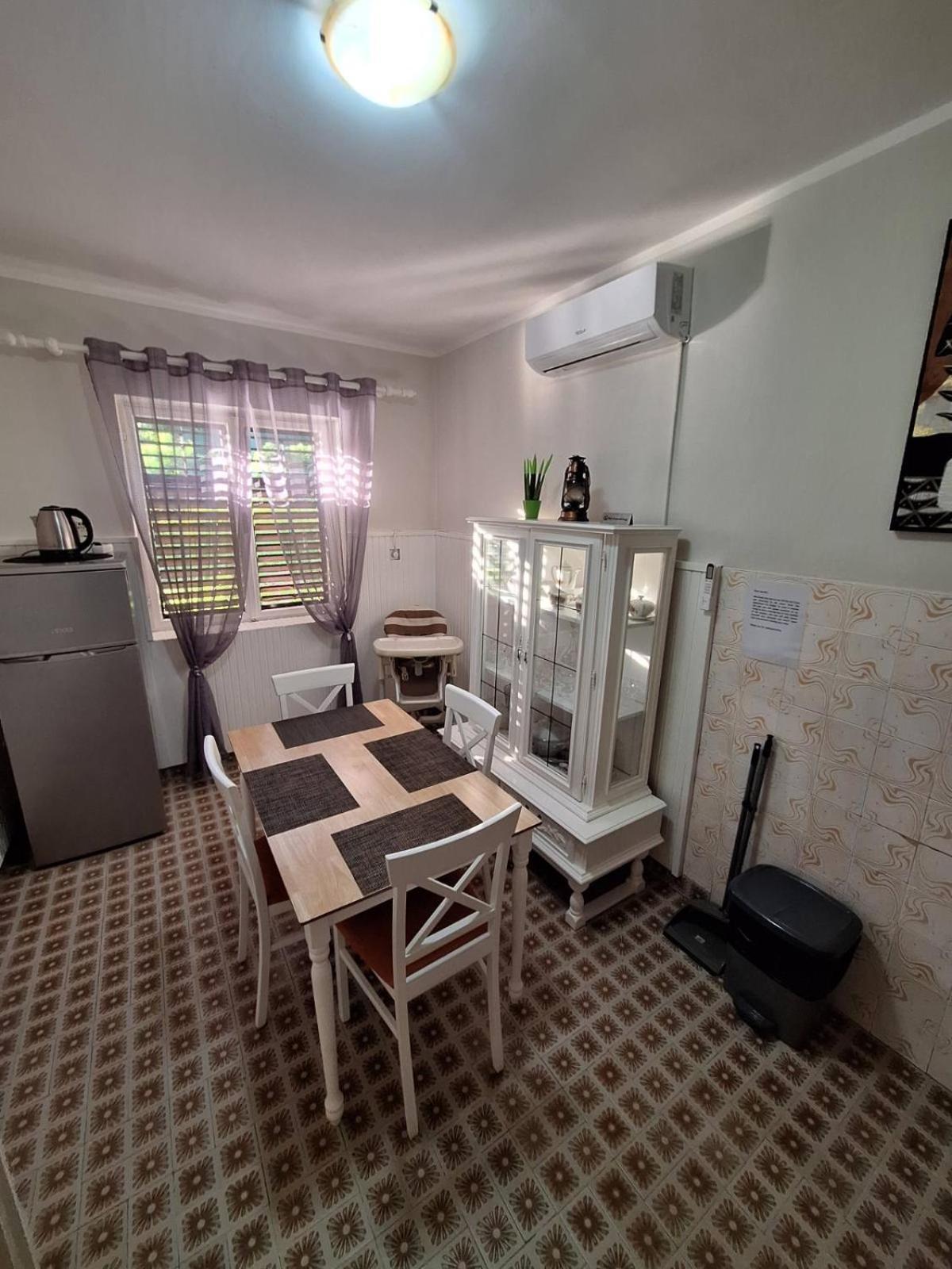 Red House Apartment โกตอร์ ภายนอก รูปภาพ