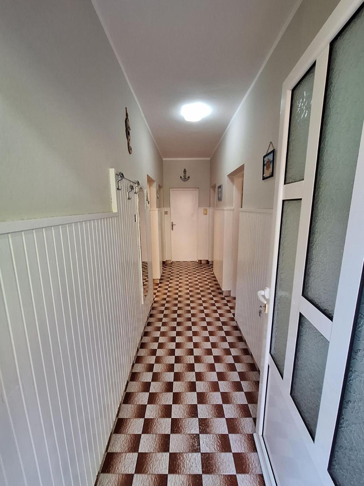 Red House Apartment โกตอร์ ภายนอก รูปภาพ